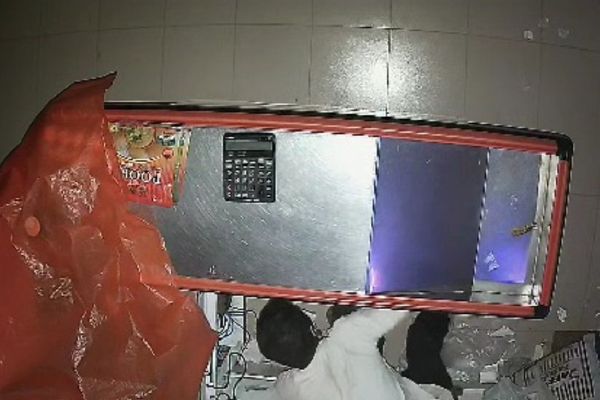 யாழில் சூப்பர் மார்க்கெட்டை உடைத்து கைவரிசை! | Breaking The Supermarket In Yali