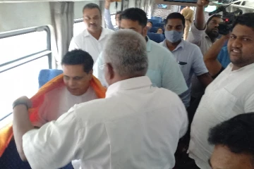 யாழ் சென்ற அமைச்சர் நிமால் சிறிபால டி சில்வாவை வரவேற்ற அமைச்சர் டக்ளஸ் (Photos)