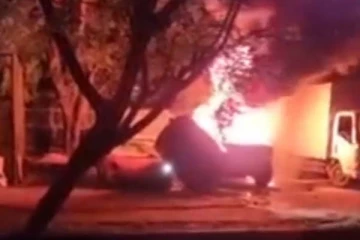 லம்போர்கினி உள்ளிட்ட சொகுசு கார்களுக்கு தீவைப்பு (Video)