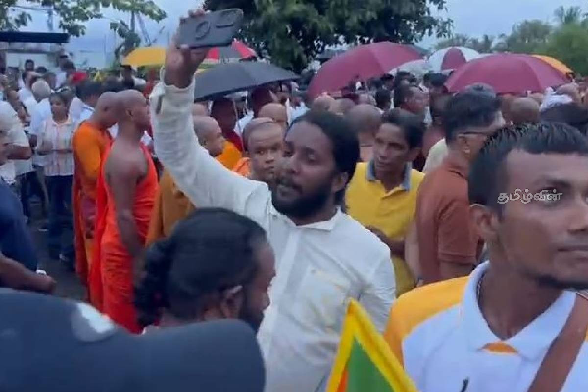 பேச்சுவார்த்தை தோல்வி - ஜனாதிபதி செயலகத்தை விட்டு வெளியேற மறுக்கும் பிக்குகளால் பதற்றம் | The Justice Saffron Robe Peace March Concludes பேச்சுவார்த்தை தோல்வி - ஜனாதிபதி செயலகத்தை விட்டு வெளியேற மறுக்கும் பிக்குகளால் பதற்றம் | The Justice Saffron Robe Peace March Concludes