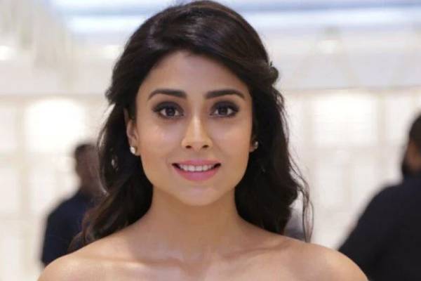 லைவ் வீடியோவில் கணவர் இருக்கும் போது அந்த இடத்தை வர்ணித்த ரசிகர்!! ஷாக்கான நடிகை ஸ்ரேயா சரண் | Shriya Husband React To Fans Controversial Comment