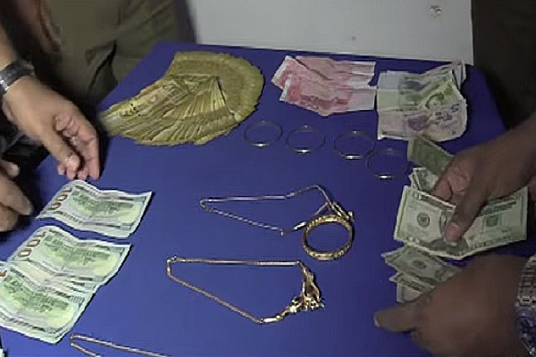 பொலிஸாரிடம் தங்கநகைகளுடன் சிக்கிய கொள்ளையர்கள் | Police Caught Robbers With Gold Jewellery