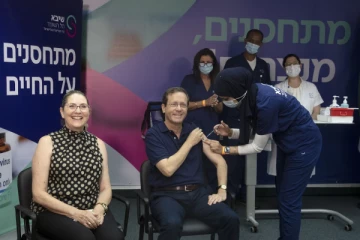 3வது டோஸ் கொரோனா தடுப்பூசி போடும் பணியை தொடங்கிய பிரபல நாடு! ஆரம்பித்து வைத்த ஜனாதிபதி