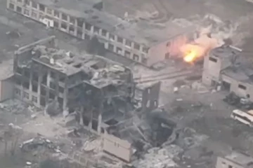 கட்டிடத்தைத் துளைத்துச் சென்று ரஷ்யப் போர் வாகனத்தைத் துவம்சம் செய்த ஒற்றை குண்டு: ஒரு ஆச்சரிய காட்சி