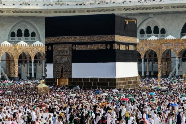 විකෘති ලිංගික ආසාවන් තියෙන ලෝක බලවතුන් වෙනුවෙන් වෙනම ලෝකයක් හදපු ආන්දෝලනාත්මක එප්ස්ටයින් ලිපිගොනුවල ලංකාවත් ගෑවෙයි | Epstein Files Reveal Global Elite Connections