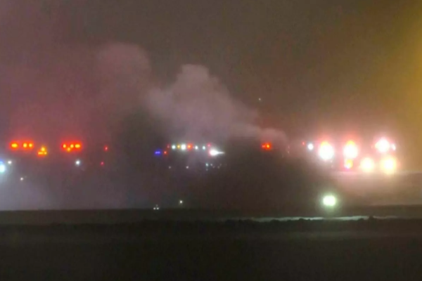 பனிப்புயலுக்கு மத்தியில் அமெரிக்காவில் விபத்துக்குள்ளான விமானம் | Plane Crashes In Us Amid Snowstorm