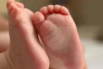 வீதியோரத்தில் கைவிடப்பட்ட நிலையில் ஒரு மாத சிசு உயிருடன் மீட்பு