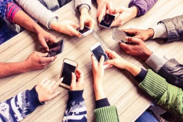 இனி மொபைல் போனுக்கு தடை: அயர்லாந்தில் பெற்றொர்கள் அதிரடி!