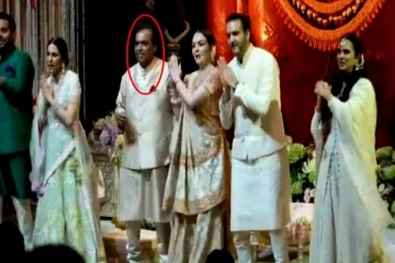 நிச்சியார்த்த விழாவில் குடும்பமாக ஆட்டம் போட்ட அம்பானி! கலாய்த்து தள்ளும் நெட்டிசன்கள்