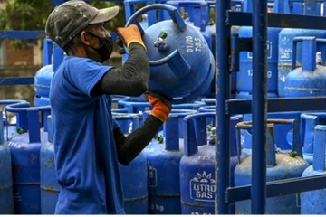 யாழில் அரச உத்தியோகஸ்தர்களுக்கான எரிவாயு விநியோகம்: மாவட்ட செயலர் வெளியிட்ட தகவல் (Photo)