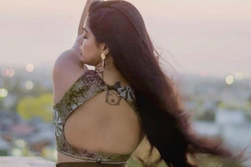 குளிக்கும் இடத்தில் அந்த ஆடை அணிந்து போஸ் கொடுத்த தமிழ் நடிகை.. உச்சகட்ட ஷாக்கில் ரசிகர்கள்