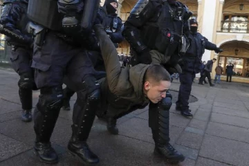 ரஷ்யாவின் 56 நகரங்களில் வெடித்த போராட்டம்: கொடூரமாக எதிர்கொண்ட பொலிசார்