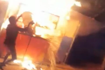 இலங்கையில் பத்தி எரியும் பிரதமர் ரணில் வீடு - தொடரும் பதற்றம்