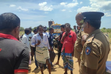 திருகோணமலையில் சட்டவிரோத மண் அகழ்வு: பின்னணியில் இருவர் கைது (Photos)