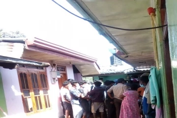 நுவரெலியாவில் இளைஞர் ஒருவர் குழு ஒன்றினால் தாக்கப்பட்டு வைத்தியசாலையில் அனுமதி
