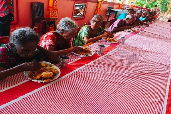 வறுமையின் கொடுமை - இறந்த கணவரின் உடலை அடக்கம் செய்ய முடியாமல் திணறும் மூதாட்டி | Without Money To Bury Her Husband S Body