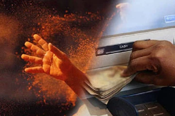 மிளகாய்ப்பொடி தூவி நகை பறிப்பு ; மாணவிகள் உட்பட மூவர் கைது