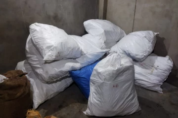 இலங்கைக்கு கடத்த இருந்த சுறா இறகு, கடல் அட்டை, மஞ்சள் பறிமுதல்: சந்தேகநபரை தேடி பொலிஸார் வலைவீச்சு(Video)