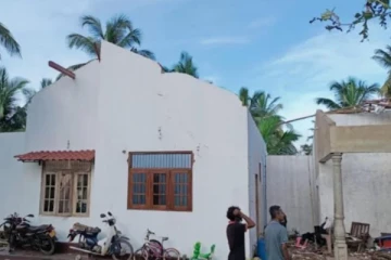 கொழும்பில் பல வீடுகளின் கூரைகளை தட்டிசென்ற விமானம்!