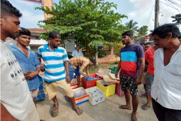 வீதியோரத்தில் மீன் வியாபாரம் செய்ய தடை:வியாபாரிகள் எதிர்ப்பு(Photos)