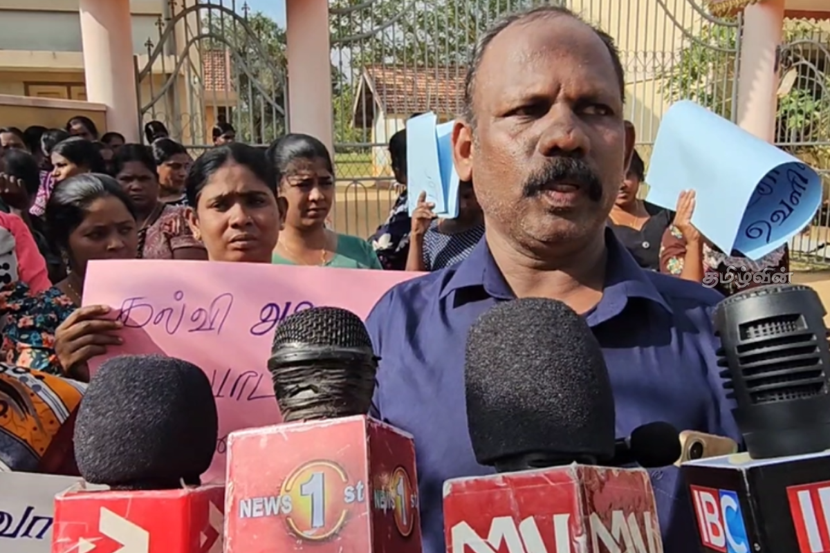 முல்லைத்தீவில் பாடசாலை அதிபரை இடம்மாற்ற கோரி பெற்றோர்கள் முன்னெடுத்த போராட்டம் | Mullaitivu Parents Protest Against Principal
