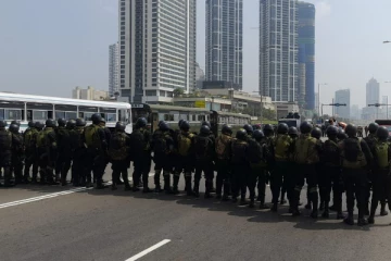 கொழும்பிற்கு படையெடுத்த பெருந்திரளானோர்! பொலிஸாருடன் கடும் வாக்குவாதம் (Video)