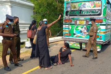 மஹிந்தவிற்கு எதிராக கிளம்பிய மக்கள்: போராட்டத்திற்கு வந்தவர்களை பேருந்திலிருந்து இறங்க விடாது தடுத்த பொலிஸார் (VIDEO)