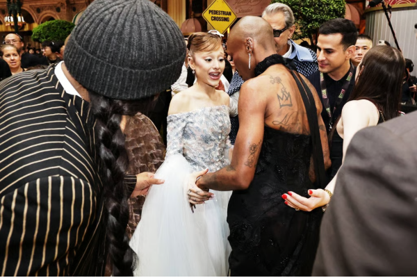 பிரபல பாடகியிடம் முரட்டுத்தனமாக நடந்துகொண்ட ரசிகர்: அடுத்த நடந்த அதிரடி | Cynthia React For Fan Misbehave With Ariana Grande பிரபல பாடகியிடம் முரட்டுத்தனமாக நடந்துகொண்ட ரசிகர்: அடுத்த நடந்த அதிரடி | Cynthia React For Fan Misbehave With Ariana Grande