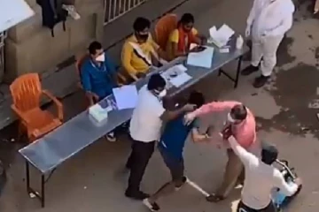 கொரோனா பரிசோதனைக்கு இளைஞரை சரமாரியாக அடித்து இழுத்துச்சென்ற அதிகாரிகள்! கமெராவில் சிக்கிய பரபரப்பு காட்சி
