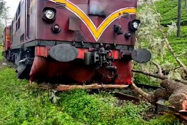 புகையிரதம் தடம்புரள்வு - தடைப்பட்டுள்ள முக்கிய போக்குவரத்துக்கள் | Railway Obstruction Railway Traffic In Up County