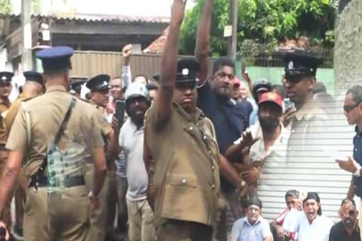 நிதி அமைச்சின் செயலாளர் வீட்டிற்கு முன்னால் பதற்றம்! குவிக்கப்பட்ட பொலிஸார் - சாணத்தால் தாக்கி விரட்டப்பட்ட போராட்டக்காரர்கள் | Protest Against The Finance Ministry Secretary