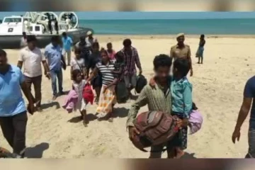குழந்தைகள் உட்பட 12 இலங்கை தமிழர்கள் இந்திய கடலோர காவல் படையினரால் மீட்பு (Video)