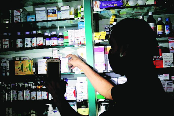 மெழுகுவர்த்தியில் இயங்கும் இலங்கை மருத்துவமனை ஒன்று! | A Sri Lankan Hospital Running On Candles