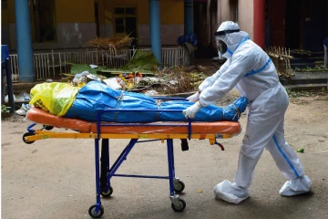 உயிரிழந்த தாயை முத்தமிட்ட மகளுக்கு கோவிட் தொற்று