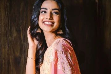 விஜய்யின் GOAT பட ஹீரோயின் மீனாட்சி சவுத்ரி சேலையில் லேட்டஸ்ட் போட்டோஷூட்