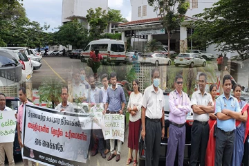 வட மாகாண வைத்தியசாலைகளில் பணி பகிஷ்கரிப்பு போராட்டம்(Photos)