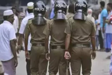 சிரேஷ்ட பிரஜை ஒருவர் முன் மண்டியிட்டு மன்னிப்பு கேட்ட பொலிஸ் அதிகாரிகள்!