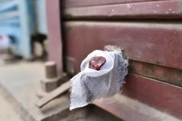 சுகாதார குறைப்பாடு; யாழில் இரு உணவகங்களுக்கு சீல்!