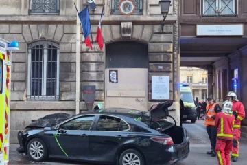 பிரான்ஸ் பரிசில் பஸ் தரிப்பிடத்தில் நின்றவர்களை மோதிய கார்