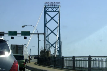 கனடா-அமேரிக்கா எல்லையில்   சிக்கிய காரால் ஸ்தம்பித்த போக்குவரத்து!