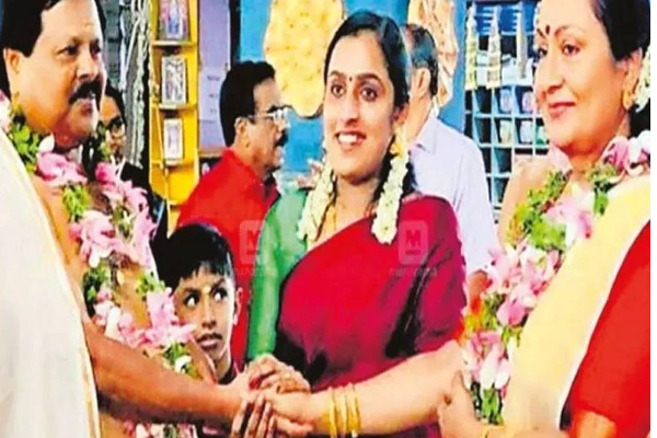 தனிமையில் வாடிய தாய்! 59 வயதில் இரண்டாவது திருமணம் செய்து வைத்த மகள்கள் | Kerala Daughter Doing Mothers 2Nd Marriage