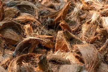 தேங்காய் மட்டையால் திணறும் விவசாயிகள்