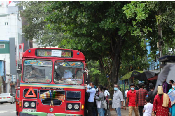 பேருந்தில் ஏற முயன்ற பெண்ணை மோதிய பஸ்; பரிதாப பலி | A Bus Hit A Woman Who Was Trying To Board It