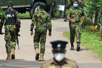 வீதியில் கைக்குண்டுடன் சென்ற நபர் கைது