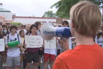 டெக்சாஸ் துப்பாக்கிச்சூடு: ஆர்ப்பாட்டத்தில் இறங்கிய பாடசாலை மாணவர்கள்!