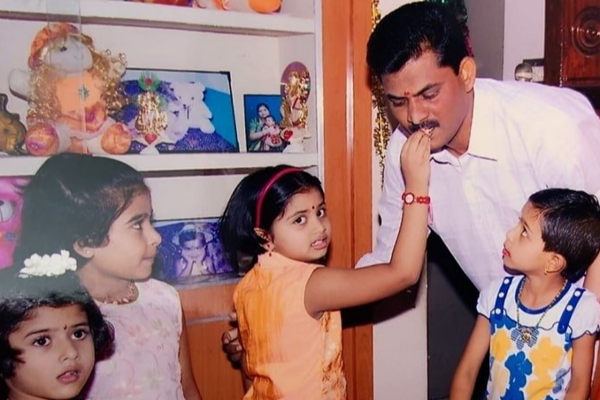 பிக் பாஸ் நடிகை ஷிவானியின் தந்தையை பார்த்துள்ளீர்களா.. இதோ அழகிய பேமிலி போட்டோ | Shivani With Her Dad