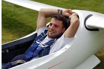 சுவிஸில் இருந்து பிரித்தானியாவுக்கு பாய்மர விமானத்தில் பறந்து சாகசம் செய்த விமானி!