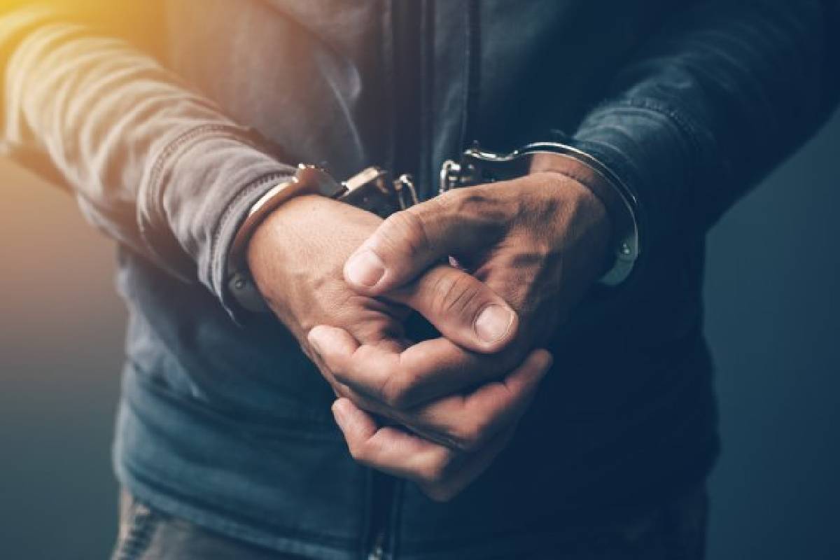 திருடன் திருடிய தங்க ஆபரணங்களை வீட்டுக்கு கொண்டு சென்ற பொலிஸ் அதிகாரி கைது | Police Constable Arrested For Taking Stolen Gold