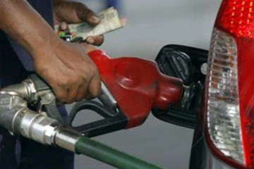 පෙට්‍රල් 130ට සහ ඩීසල් 126ට දෙන ක්‍රමයක් ගැන ප්‍රබලයෙකු කියයි..