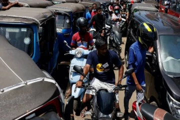 மீண்டும் எரிபொருளுக்காக வரிசையில் காத்திருக்கும் மக்கள்!